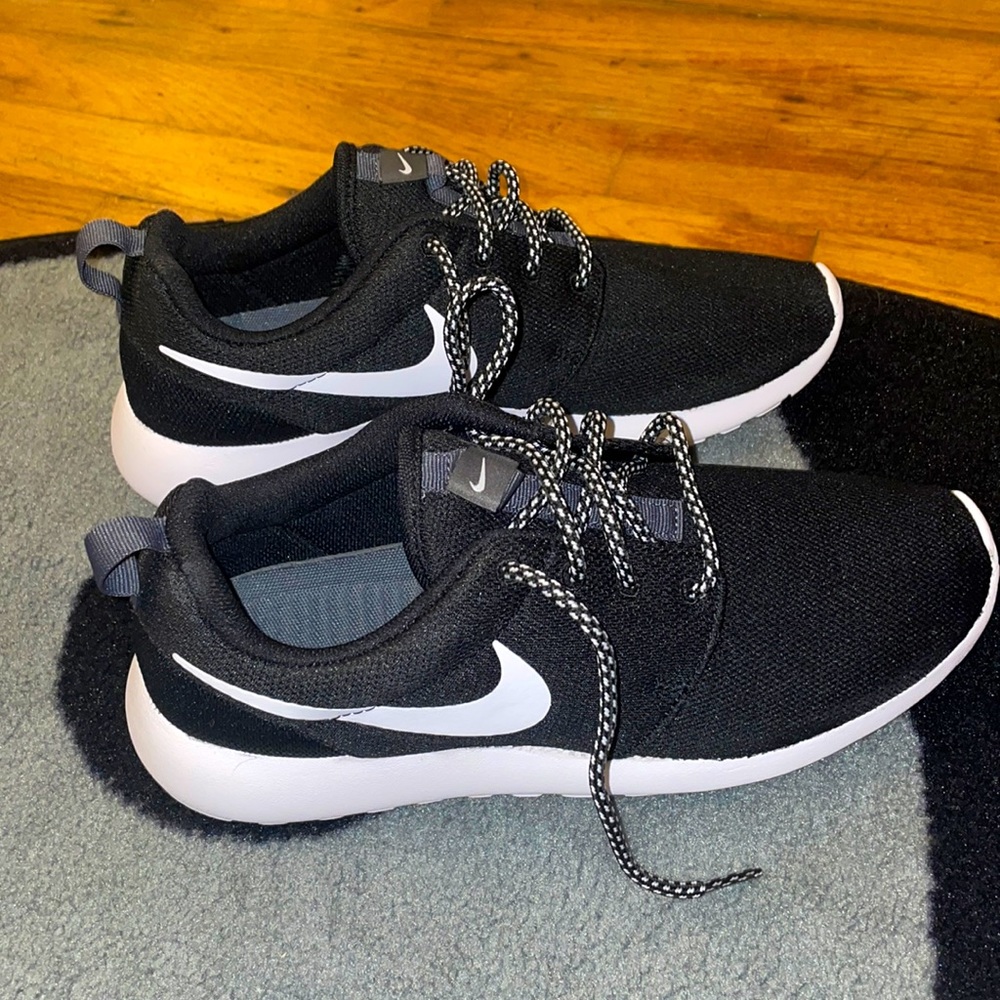 NWOT Nike tennis shoes